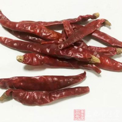 熱鍋放入適量油，放入蒜茸與干辣椒煸香，放入填好的面筋球悄為煎一下