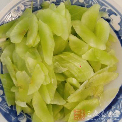 莴筍1條、鲩魚肉200克、熟白芝麻少許