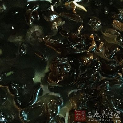 鴨肫三個，胡蘿卜半個，冬筍半個，青椒1個，黑木耳50克