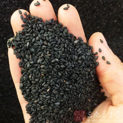 鴨肫，鹽，花椒粉，麻辣粉，香葉3片，姜3片，芝麻