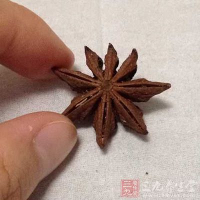 淨雞脖2000克，紅色老鹵2000克，蔥段25克，姜片15克，香油適量