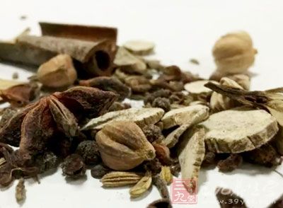蔥結2個，姜3片，八角2粒，花椒少許