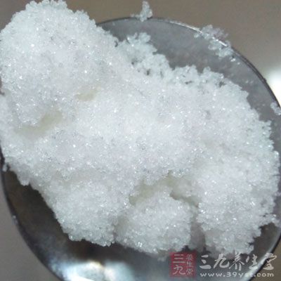 每斤面粉加入5克酵母、3克泡打粉、10克白糖和成面團
