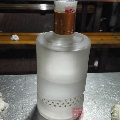 鲈魚一條,醬油15克,紹酒10克,姜末2.5克,糖15克,澱粉20克,醋20克 鲈魚一條,醬油15克,紹酒10克,姜末2.5克,糖15克,澱粉20克,醋20克