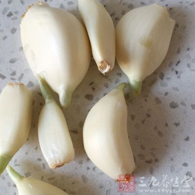 寬紅薯粉適量，茄子3個，紅辣椒，蒜，姜，糖，生抽，老抽，鹽