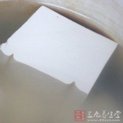 水開下豆腐，等水再次沸騰，下4，加鹽