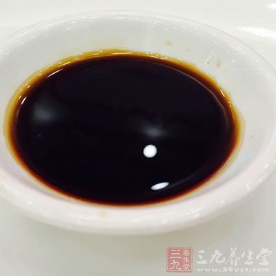 再加上糖、醬油、灑等配料攪拌均勻
