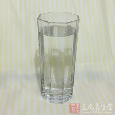 水，鹽，胡椒，味精，蔥，姜，蒜