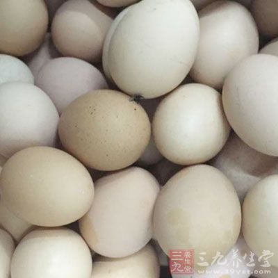 豬肉餡，三個雞蛋，半斤面粉，食用油，香油，鹽，料酒，雞精，水，蔥