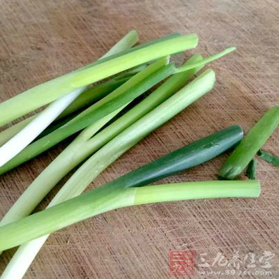 羊肉300克、大蔥1根、香蔥1棵