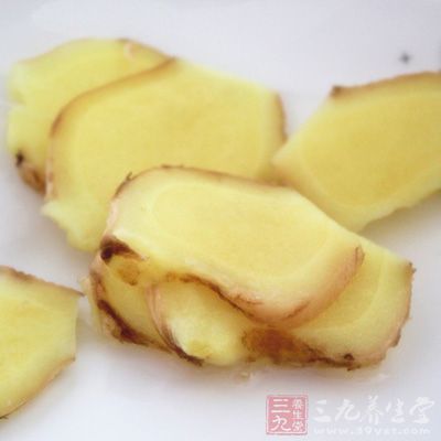 鍋內做水放入姜片 鍋內做水放入姜片