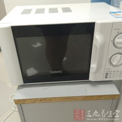把盤子放入微波爐，高水2分鐘