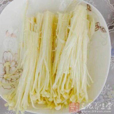 金針菇剪去根部洗淨備用
