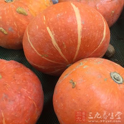 將枸杞子洗淨泡軟
