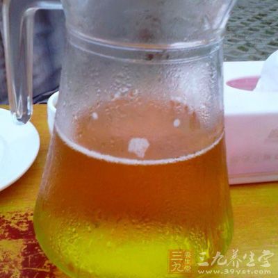 鵝一只2500克，啤酒2瓶，醬油