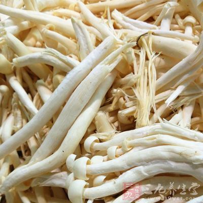 豬手500克，菌菇150克，蔥花適量，黃酒，鹽，胡椒粉