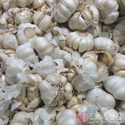 沙拉油300cc,蒜頭5顆,花椒20g,八角10g,朝天椒粉50g 沙拉油300cc,蒜頭5顆,花椒20g,八角10g,朝天椒粉50g