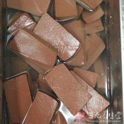 青蒜2支,牛肉片200公克,豆皮1片,鴨血1塊 青蒜2支,牛肉片200公克,豆皮1片,鴨血1塊