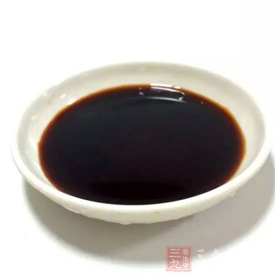 一小勺五香粉、一小勺小茴香籽、一勺醬油
