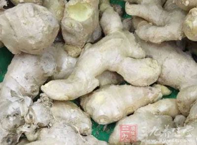 鮮帶魚500克，蔥末、姜末、鹽、醬油、料酒、面粉、胡椒粉、食油各適量