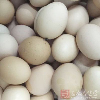 雞蛋打入碗中，加入面粉、泡打粉、1/4茶匙五香粉