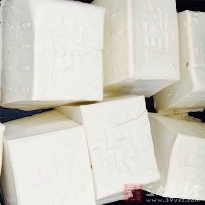 將豆腐煮滾，放入蝦仁、白糖煮至蝦仁熟透