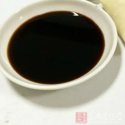 加蔥姜粉，生抽，鹽，白糖，料酒，水慢慢地加入肉末中，使其吸收