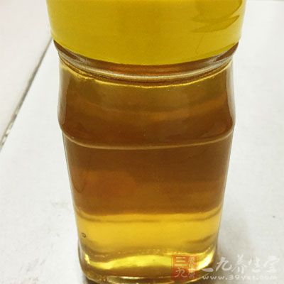 取一碗，加入蜂蜜和白醋攪拌均勻，比例是1：1，加一點色拉油備用