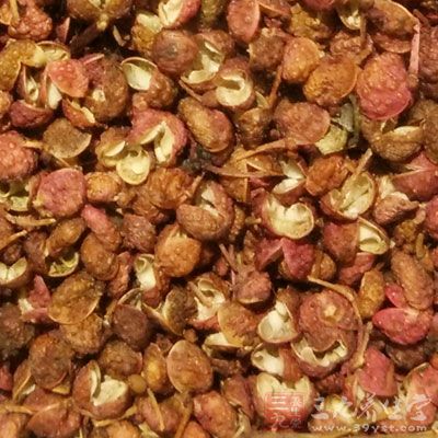 鴨1/2只，荷葉餅數張，蔥1支，鹽2大匙，花椒粉2小匙，八角粉2小匙