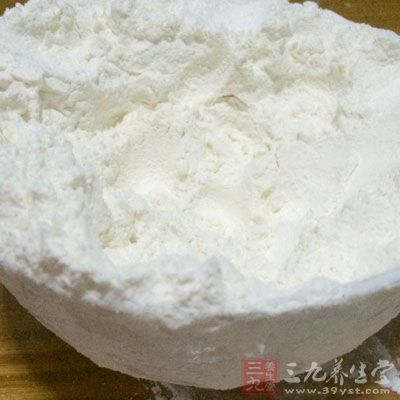 帶皮五花肉500g，黃瓜，大蔥各1根，面粉250g