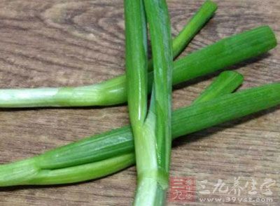 潤餅皮2張，烤鴨腿1只，蔥適量，青蒜1支，特制烤鴨醬適量