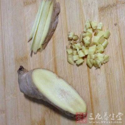 鍋中加入適當冷水，能沒過肉一些即可，放入姜片、蔥段與少許花椒粒