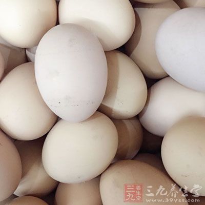 直接磕入雞蛋，待其稍稍凝固