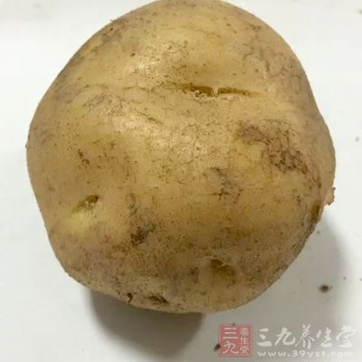 馬鈴薯2顆,炸油適量,鹽適量,低筋面粉適量 馬鈴薯2顆,炸油適量,鹽適量,低筋面粉適量