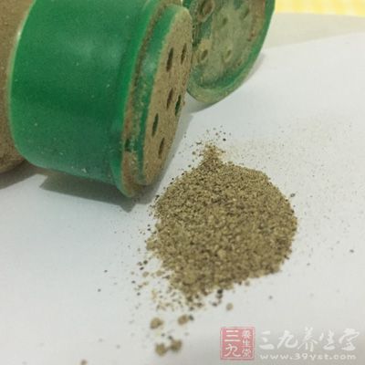 中型蕃薯2條,炸油適量,低筋面粉適量,胡椒粉適量 中型蕃薯2條,炸油適量,低筋面粉適量,胡椒粉適量
