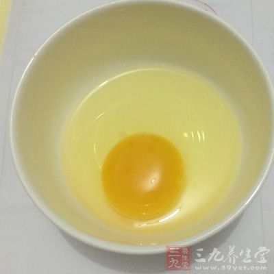 打進一個雞蛋黃拌勻 打進一個雞蛋黃拌勻