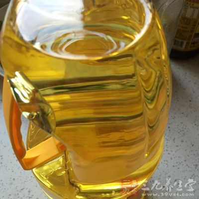 小麥面粉250g、油適量,溫水(50-60℃)175ml、油條膨松劑10g 小麥面粉250g、油適量,溫水(50-60℃)175ml、油條膨松劑10g