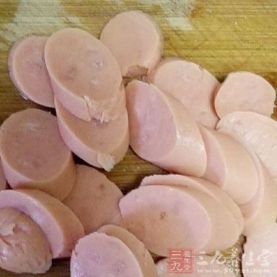 土豆泥300克,火腿腸60克,豌豆40克 土豆泥300克,火腿腸60克,豌豆40克
