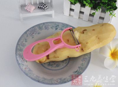 土豆300克,面粉50克。油1000克(約耗150克),精鹽1/2小勺 土豆300克,面粉50克。油1000克(約耗150克),精鹽1/2小勺