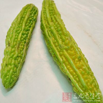 豬瘦肉120克，鮮苦瓜240克