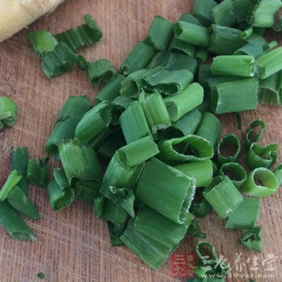 五花肉丁300g，玉米油適量，豆瓣醬250g，蔥花蒜末適量
