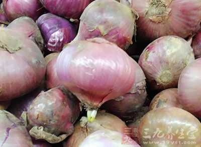 牛肉200克，洋蔥半個，大蔥半根，香菇2-3朵