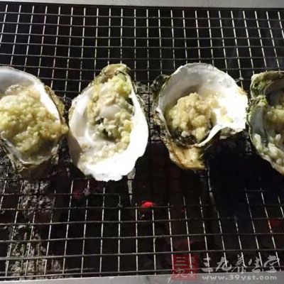 生蚝肉，剁椒，蒜茸，植物油，生粉，鹽