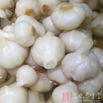 臘肉200克，荷蘭豆半斤，蒜頭2瓣，姜片適量