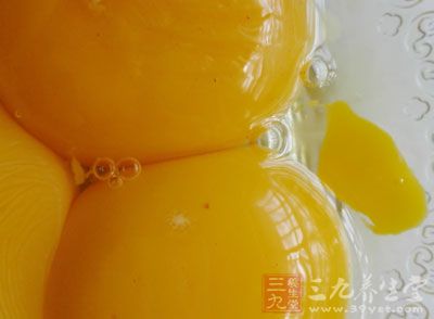 高筋面粉(1000g)，雞蛋(100g)，黃油(100g)，牛奶(480g)