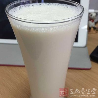 土豆1個(中等大小)，糯米粉2兩，牛奶適量，鹽適量