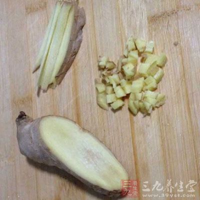 大蒜7瓣，剁成末，鮮姜末5克，紅椒粗粉1捏，黑胡椒粉適量