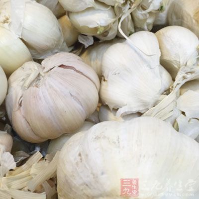 黃豆醬(豆瓣醬)120g，蒜1頭，紫皮洋蔥半個