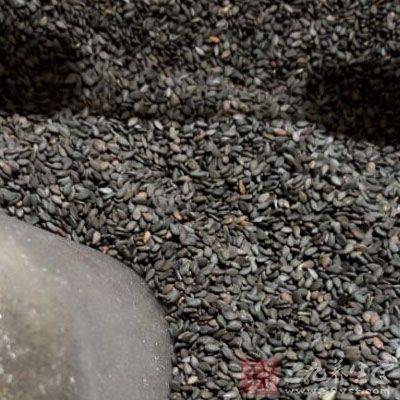 把炒熟的黑芝麻和花生米分別用搾汁機碾碎，糊狀，備用