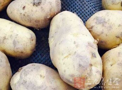土豆2個(隨便幾個，看你要吃多少喽)，鹽，油